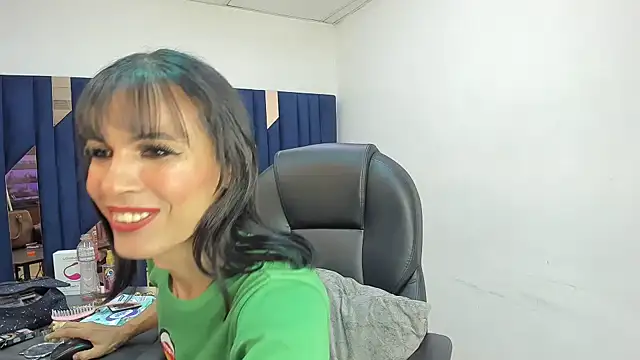 Aisha_hotts777 webcam