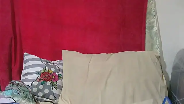 sluttylaura21 webcam