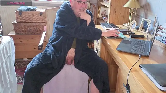 Adamdaddybear's live cam