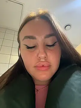 KiraSunshine Stripchat cam model