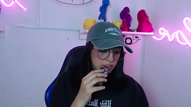 cute_hollywood webcam