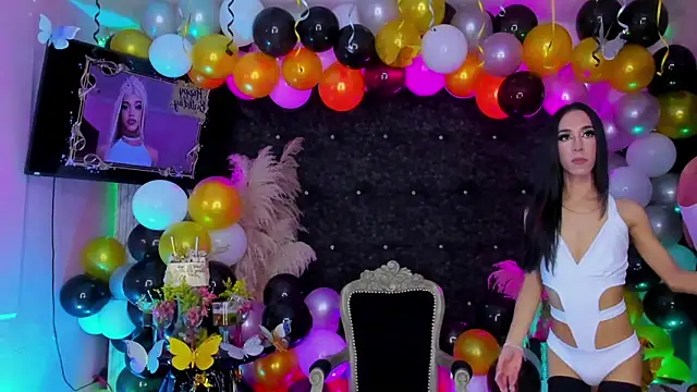 Queens_Wonders_Blonders webcam