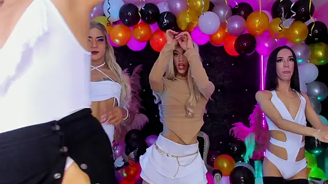 Queens_Wonders_Blonders webcam