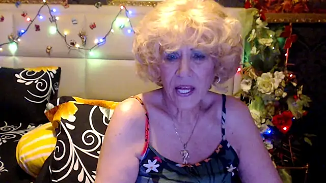 HappyWomanOn webcam