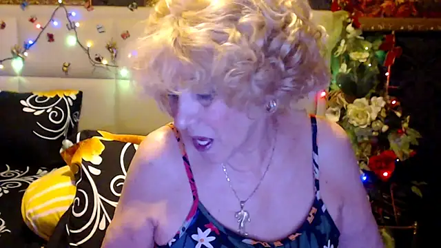 HappyWomanOn webcam