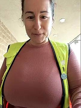 bichota85 (F milf) - Escupir tetas+ 2 videos