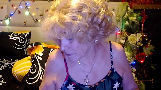 HappyWomanOn live sex cam