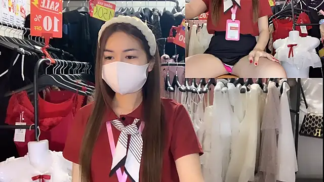 Larissa-Closet webcam