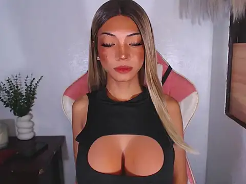 CyraHasABigCock webcam