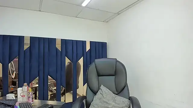 Aisha_hotts777 webcam