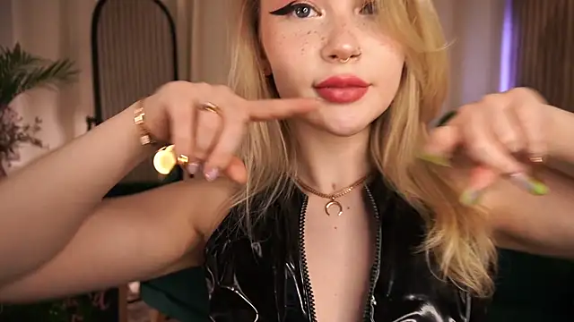 LauraWifeness webcam