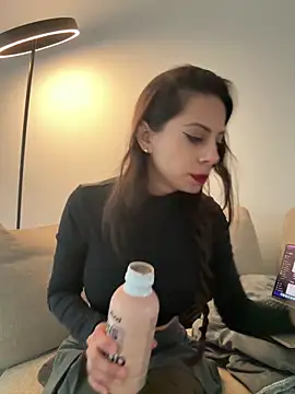 Chicalatina1990 webcam