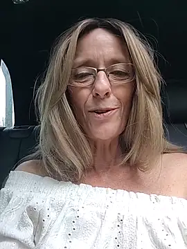 sacha_scorp (F mature) - Un doigt dans le cul