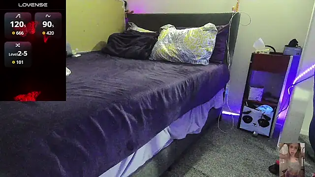 Blondiewithanass webcam