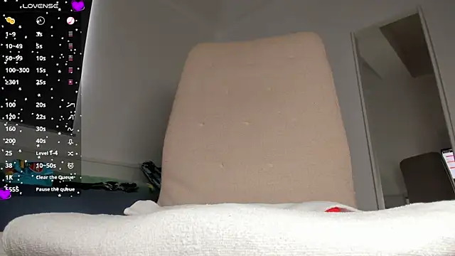 laura-hills18 webcam