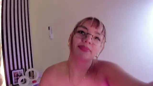 Samaantha-White webcam