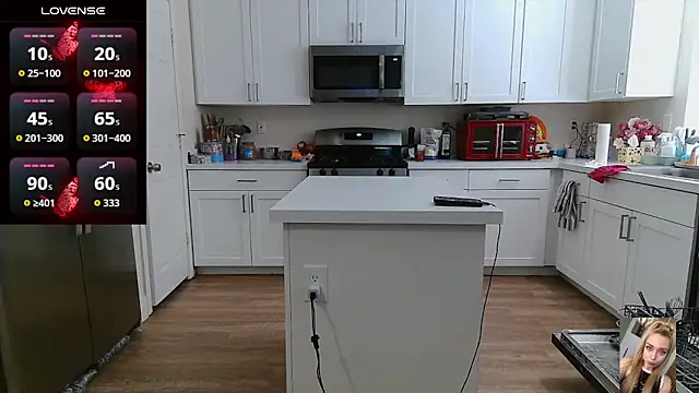 Blondiewithanass webcam