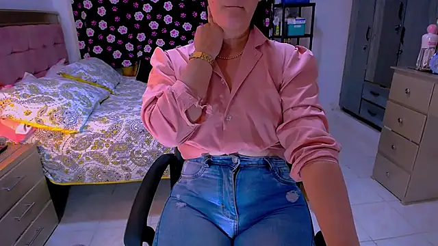 BitterMomXxx webcam