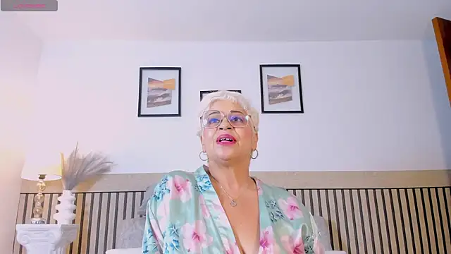 Lucy_Milf_68 webcam