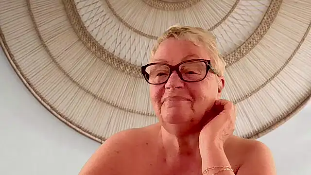 Mystery-Grandmother webcam