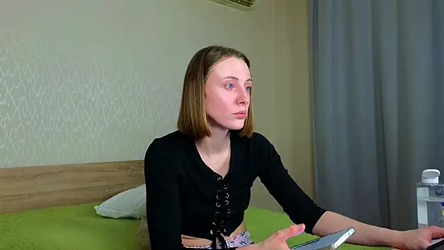 Cowell_Adelina - Live Cam