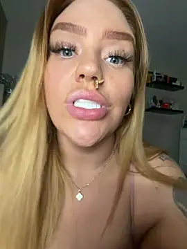 CurvyGirlMyla - Live Cam