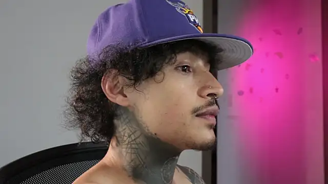 trieone live sex cam