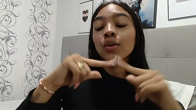 pocahontamoon webcam