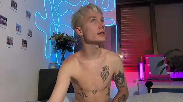 AlphaTwinks Live Webcam on Stripchat