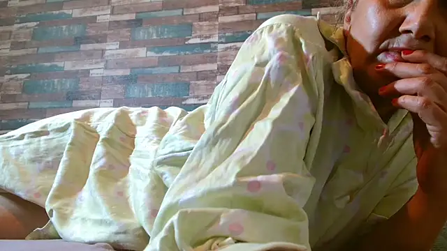 andra_love (F mature) - show pussy use dildo.