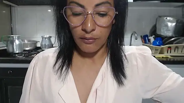 kateleyagrey (F mature) - naked and squirt