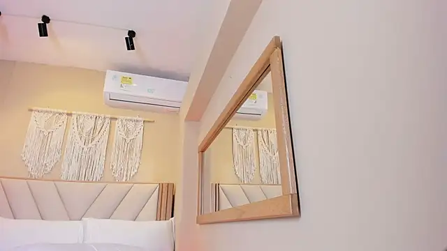 NahimiThompson webcam