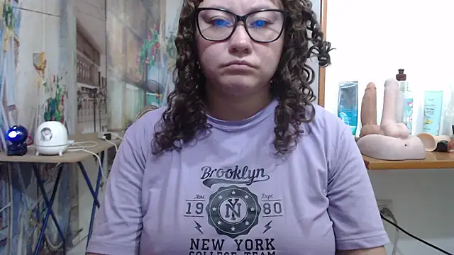 curly_greeneyed webcam