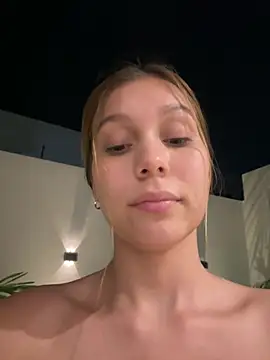 nikii__ (F teen) - Spanks pussy