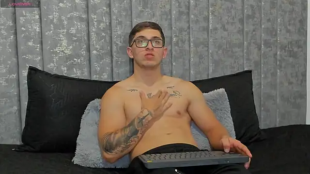 Calvin_Hunter webcam