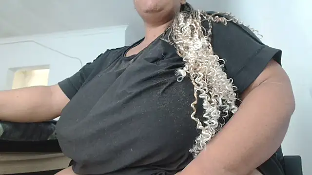 Hugetittiesxx2 webcam