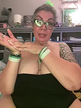 Webcam Model (dieseldame1313) is live