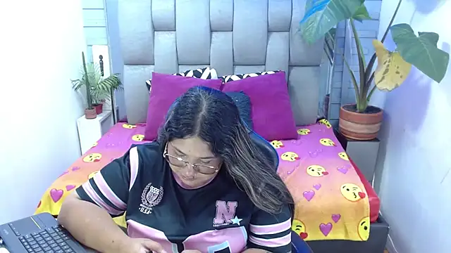 evelin_zaens - Evelin_zaens's free webcam - UK Sex Cams