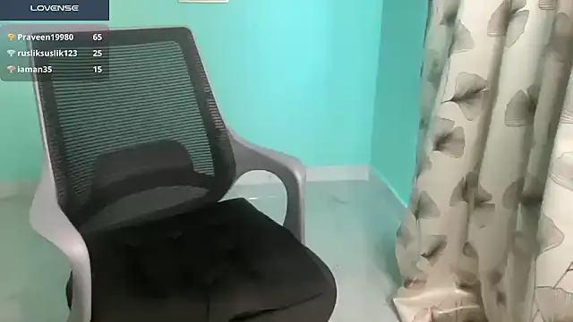 Romantic-Rascal webcam