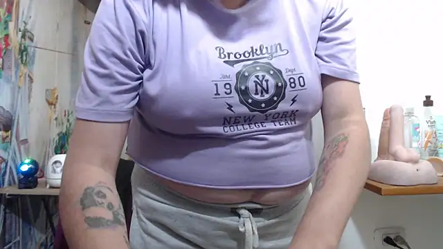 curly_greeneyed webcam