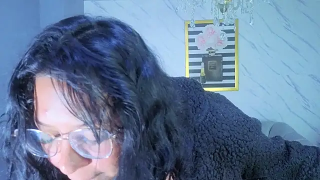 Kristen_black_T webcam