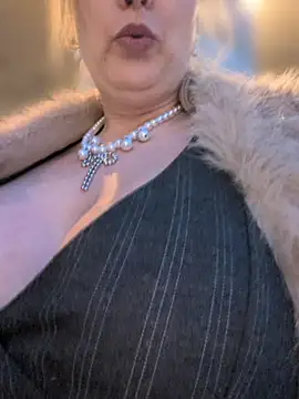 sexybiene969 (F milf) - Boobiewalk next to street