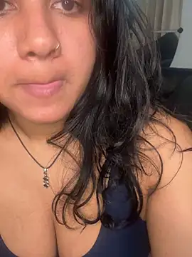 Webcam Model (TiaBella_) is live