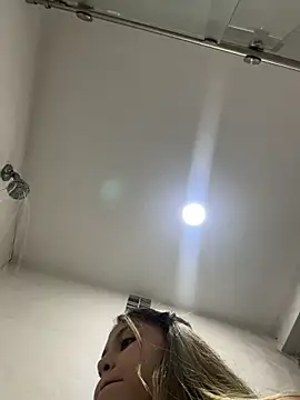 Webcam Model (lunablossom_)  is live.Free join now!