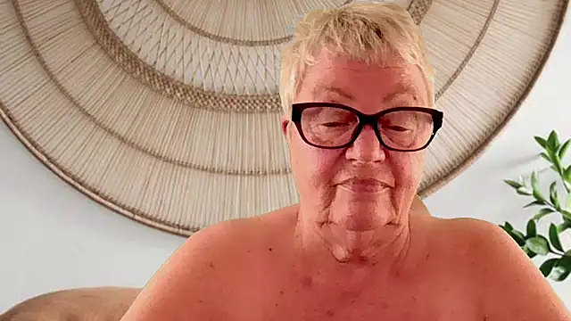 Mystery-Grandmother webcam