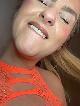 charleigh_xx (F milf) - Spit show. Chin boobs & pussy