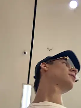 luck__090 (M twink) - Public show in shopping center