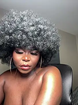 WomanNextdoor1 webcam