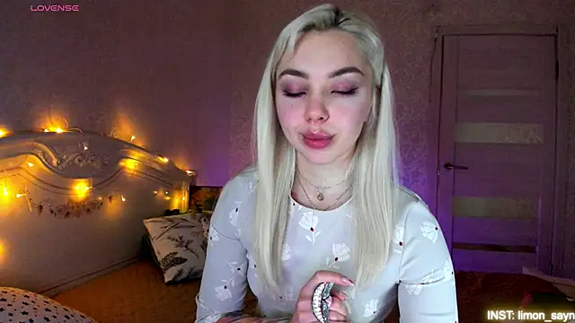 LillyMoure_ webcam