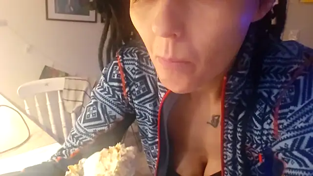 shyhornymommy webcam
